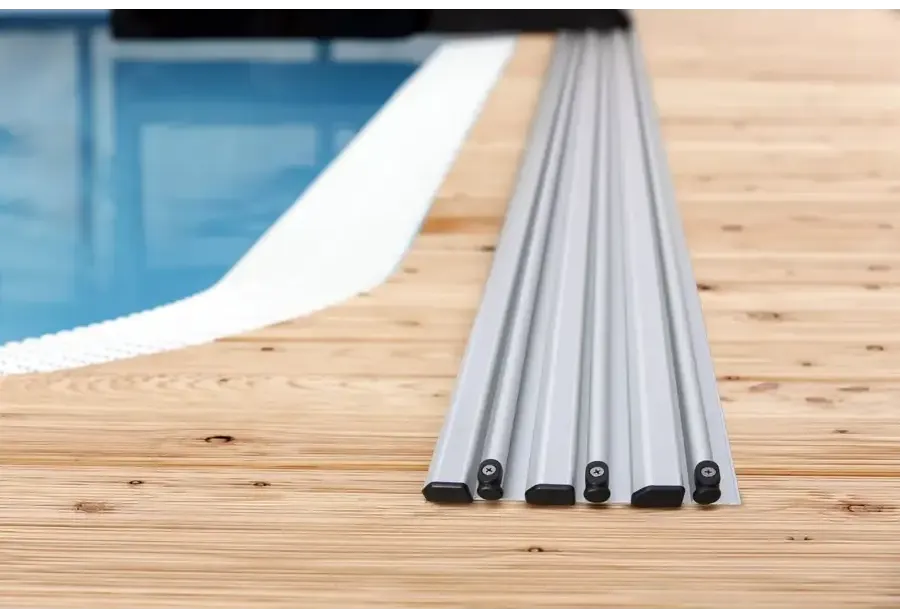 Silvriga extra skenor för bassängdäck med svarta ändkapslar